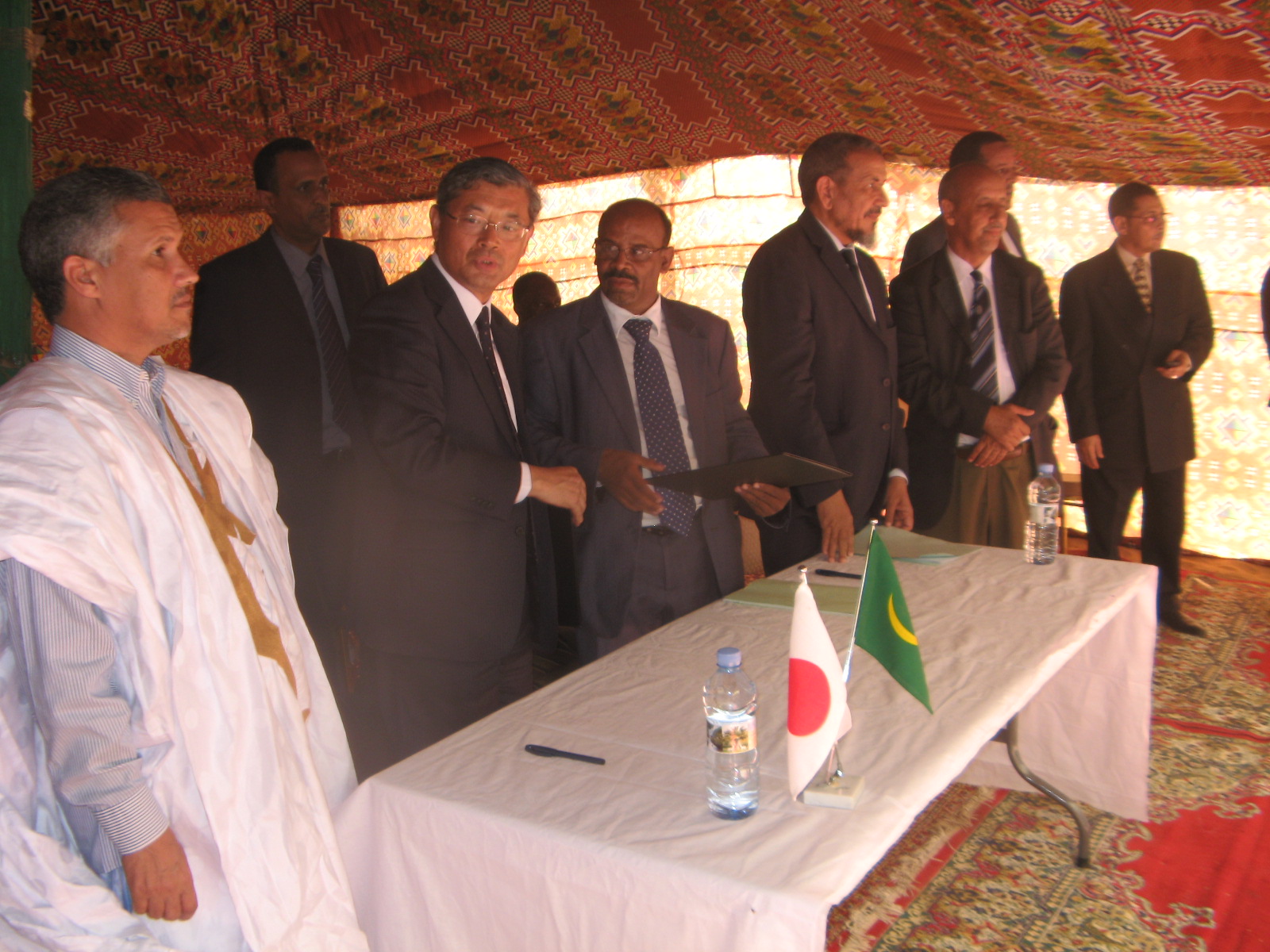 Son excellence Mr Hiroshi Azuma ambasseur du Japon en Mauritanie et le président de l’ONG EGEDPEM lors de cérémonie de signature du protocole d’accord du  projet d'Aménagement et d'extension du centre de Santé de Toujounine 